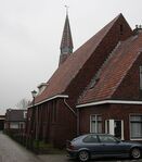 De achterzijde met daaraan vastgebouwd de domineeswoning.
              <br/>
              Richard Keijzer, 2009-01-23